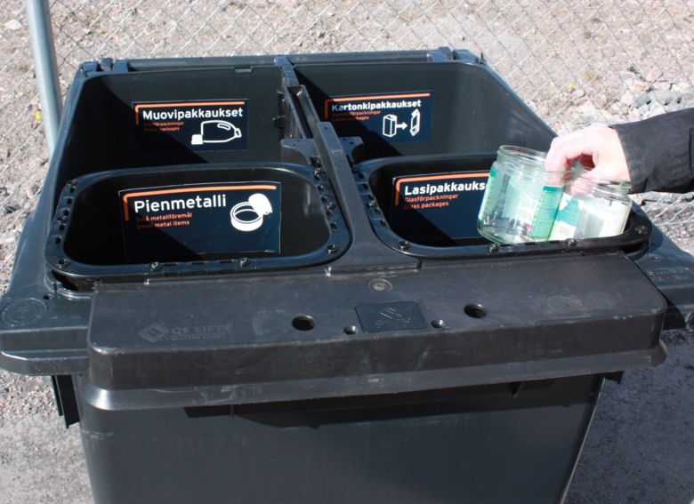 Jäteastia, jossa on neljä lokeroa eri jätteille: muovi-, kartonki ja lasipakkauksille sekä pienmetallille