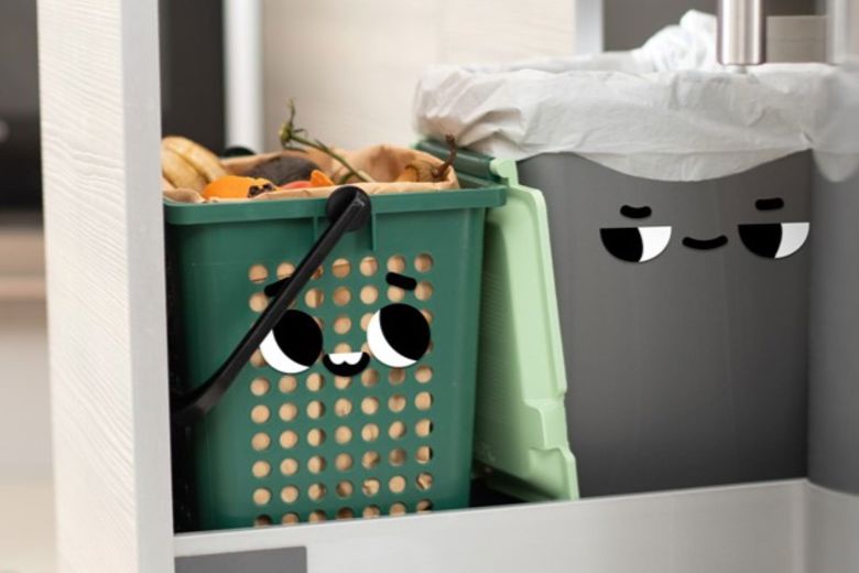 Vedettävässä roskiskaapissa on iso sekajäteastia ja pienempi biojäteastia, joille on tehty silmät ja suu.