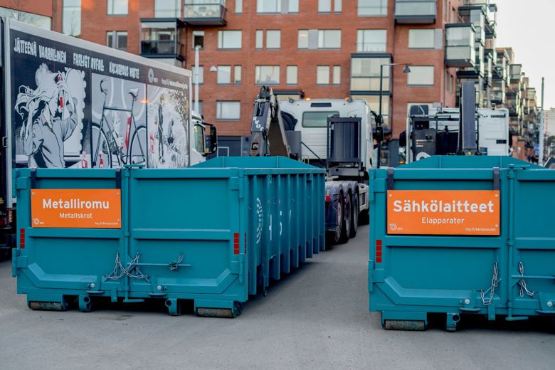 Sortti-keräysautot ovat kierroksen pysähdyspaikalla. Kuvassa näkyy metalli- ja sähkölaitelavat sekä Sortti-keräysauto kodin vaaralliselle jätteelle.