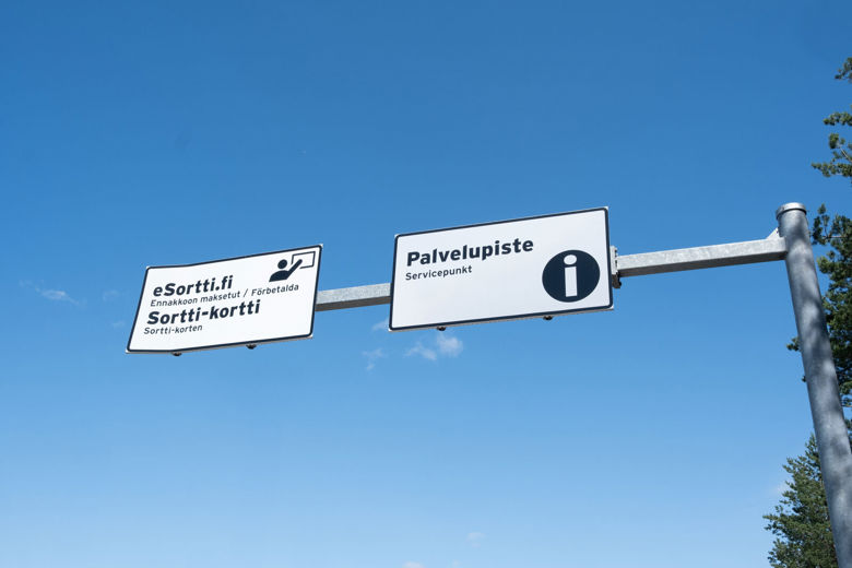 Kivikon Sortti-aseman sisäänajokyltit.
