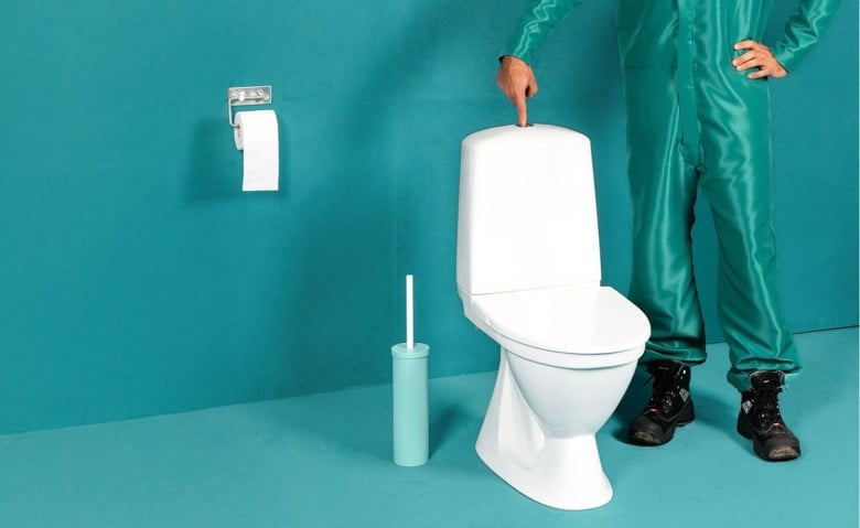 HSY-hahmo painaa sormellaan wc-pytyn painiketta vessassa.