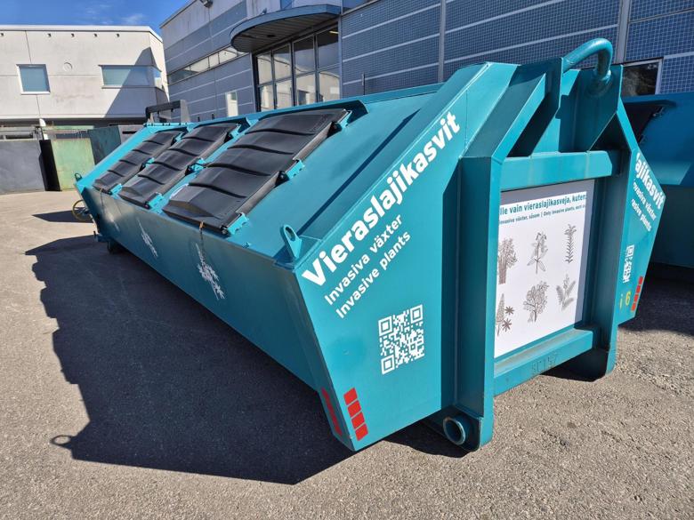 En separat insamling för främmande växter på Sortti-stationen i Stensböle.