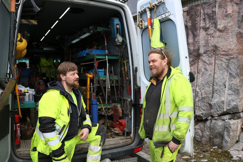 Putkiasentajat Mika ja Jarno.