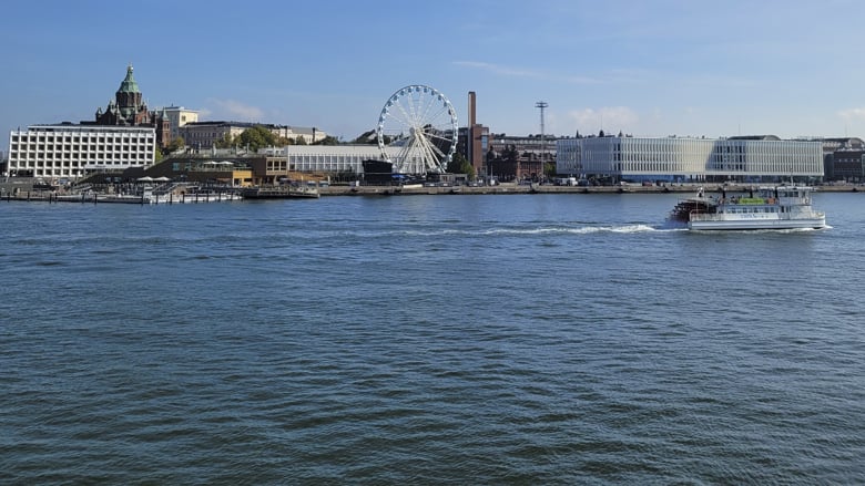 Helsingin kauppatorilla on maailmanpyörä, risteilyalus ja Allas Sea Pool.