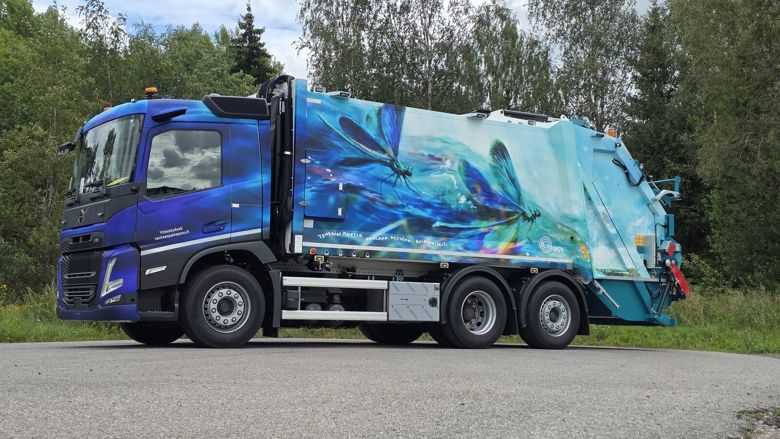 HSY:n jäteauto, jossa on kuvituksena neidonkorennon liito veden päällä.