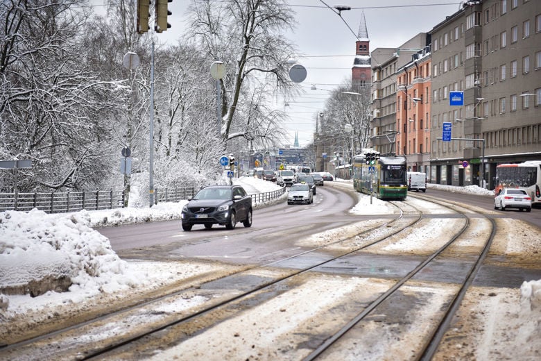 Autoja ajaa talvisella kadulla Helsingissä.