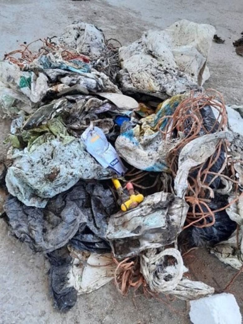 Muovijätteitä 18 metrin syvyydestä.