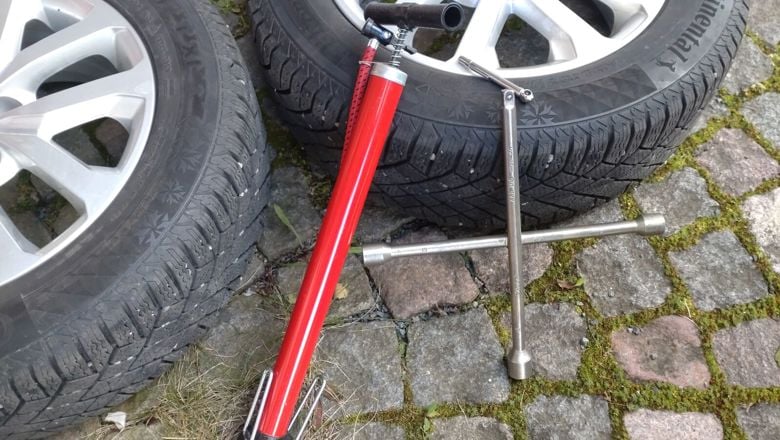 Kaksi autonrengasta on kyljellään maassa.