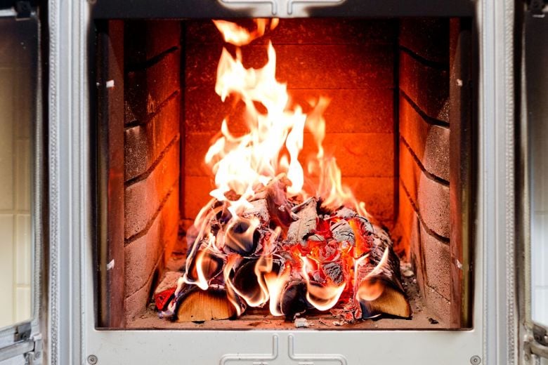 Takassa palaa puita.