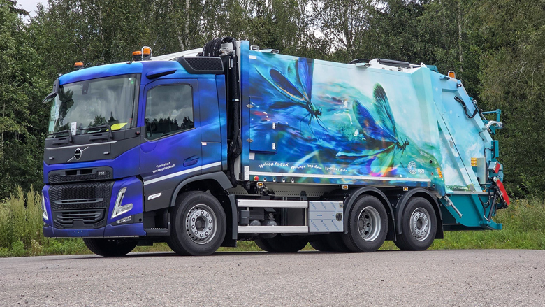 Kuvassa on HSY:n jäteauto, jossa on kuvituksena neidonkorennon liito veden päällä.