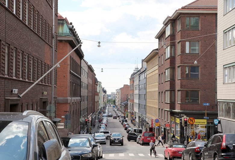 Kalevagatan i Helsingfors. En smal gata som kantas av flervåningshus på båda sidorna.