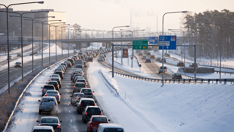 En vintrig bild av en trafikled med många bilar.