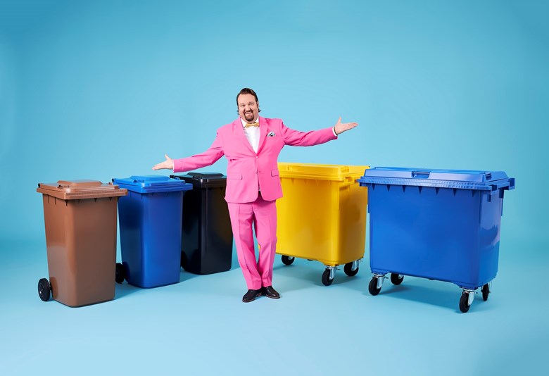Sami Hedberg introduces new waste bins.
