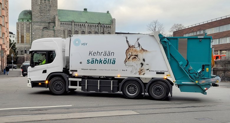 Täyssähköinen jäteauto ajamassa kadulla Helsingissä.
